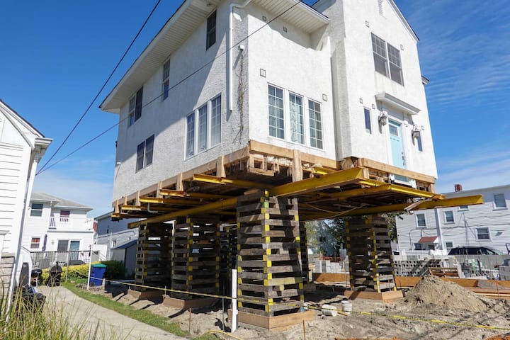 Located in Charlottesville, Virginia, we are a company that specializes in house lifting, small distance house moving, piles and foundations.